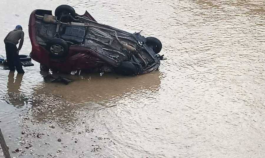 جرحى جراء سقوط سيّارة في نهر الكرنتينا إثر حادث سير