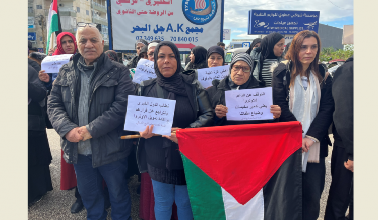 وقفة إحتجاجية للاجئين الفلسطينيين في صور إستنكارا لإيقاف تمويل خدمات الأونروا