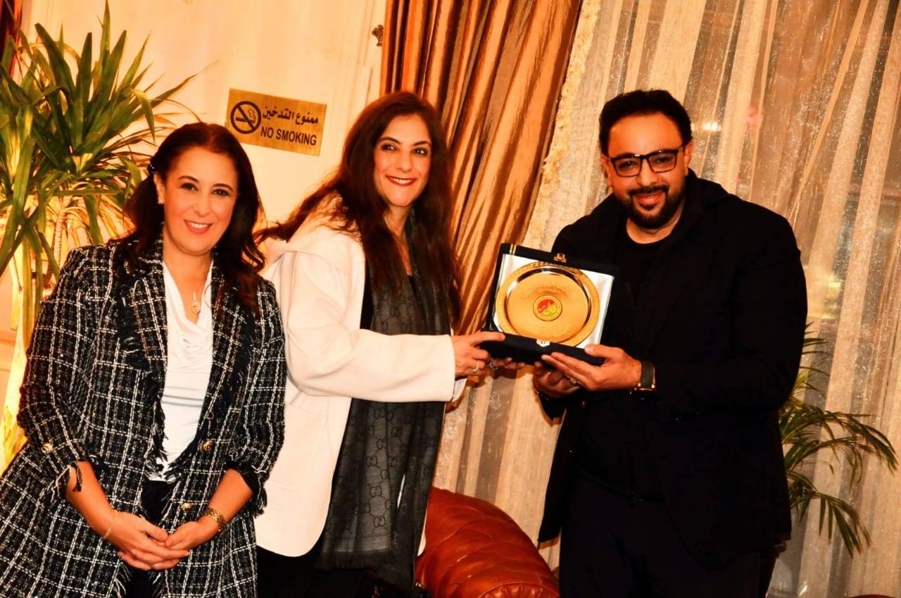تكريم الشاعر محمد جمعة تقديراً لمشواره الفني وأعماله مع كبار نجوم الوطن العربي