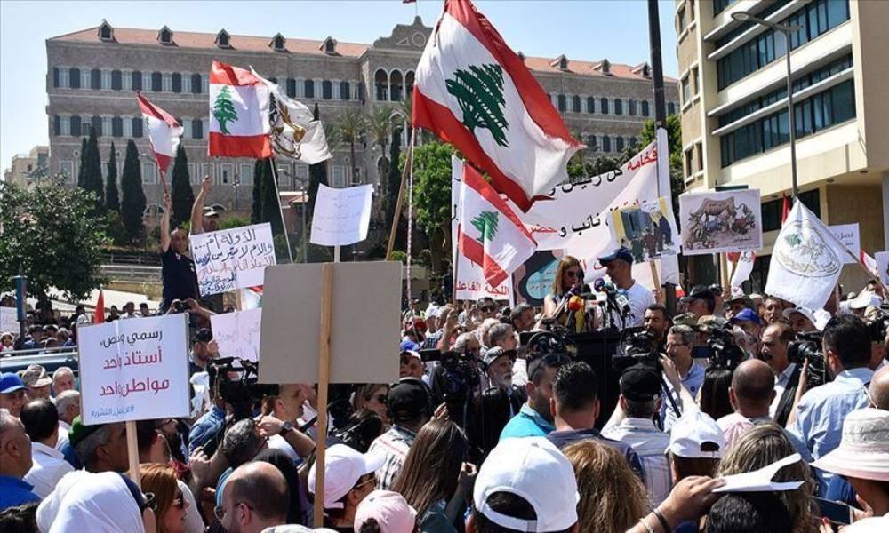 حالات اختناق بين العسكريين المتقاعدين وإصابة
شخصين في التدافع بسبب القنابل المسيّلة للدموع