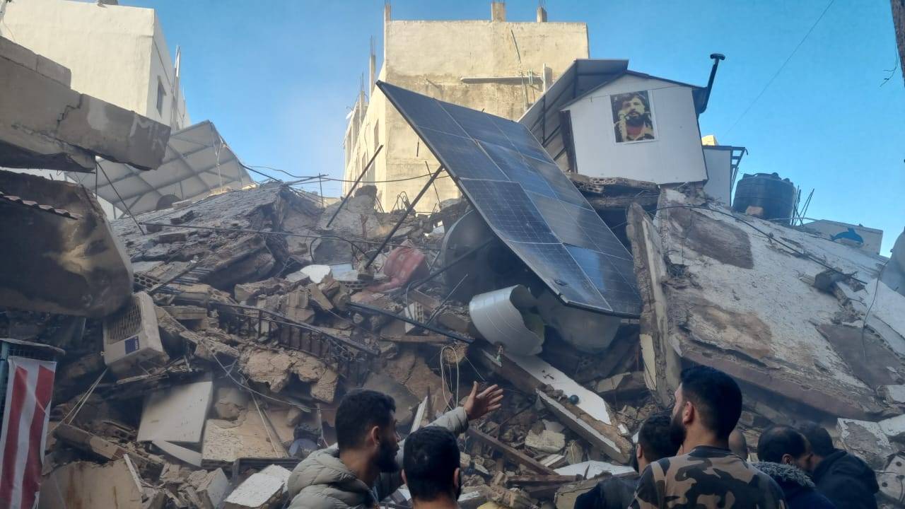 بالفيديو- لحظة سقوط مبنى سكني مؤلف من ٥ طبقات في الشويفات ولا إصابات