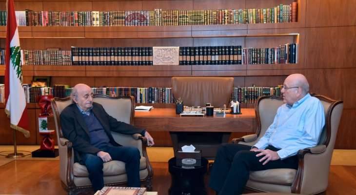عرض مع جنبلاط الأوضاع في لبنان وفلسطين
ميقاتي استقبل الحريري وأولم على شرفه:
نتمنّى أن تكون ذكرى اغتيال الحريري مناسبة جامعة