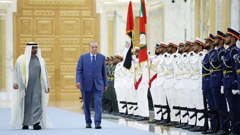 أردوغان يصل إلى الإمارات ضمن جولة تشمل مصر