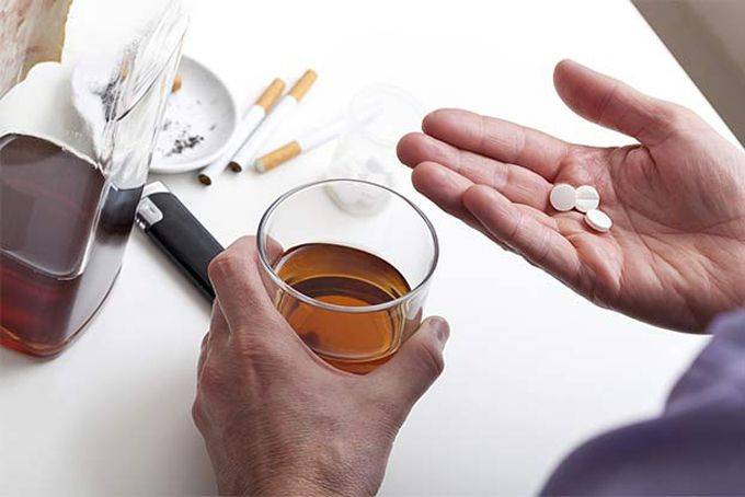 تفاعلات خطرة... ماذا يحدث عند خلط الكحول مع الأدوية؟