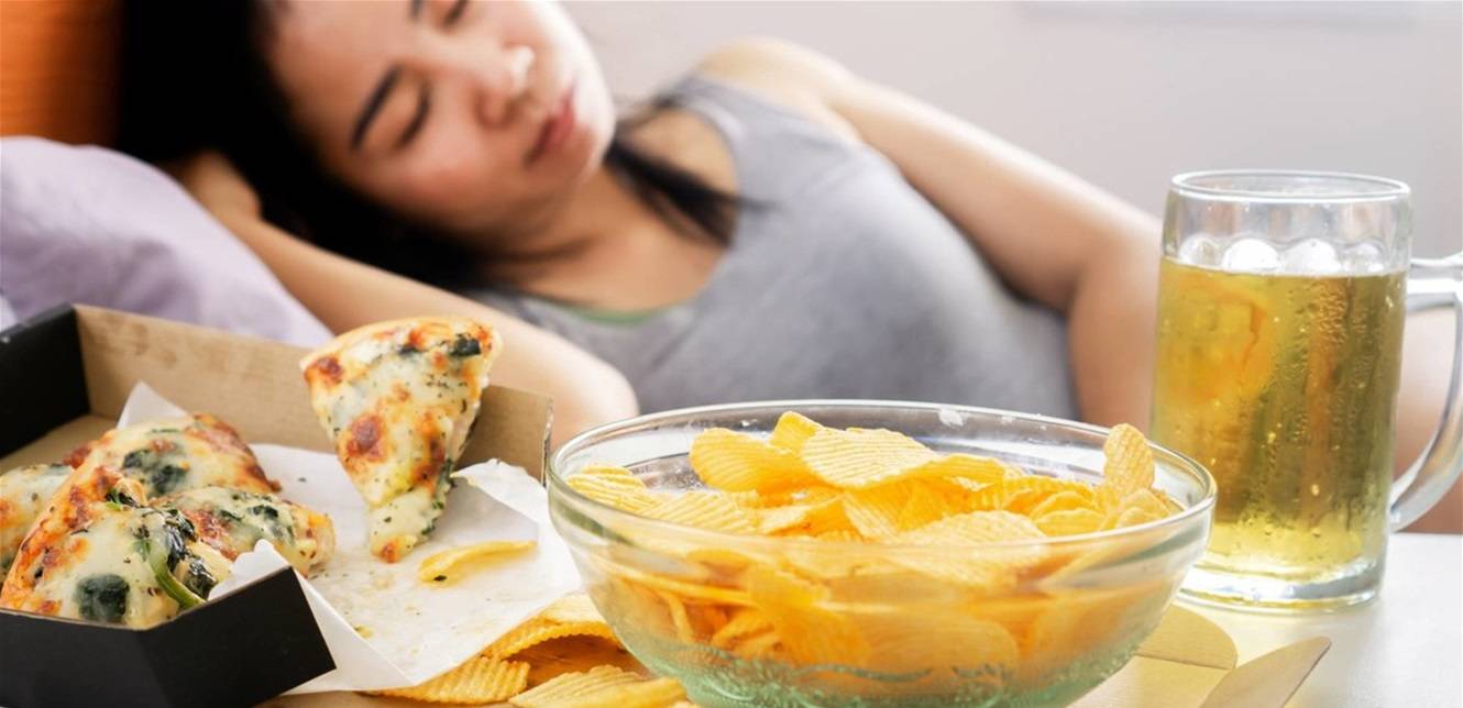 ماذا يحدث لجسمك عند تناول الطعام بعد الساعة 8 مساءً؟