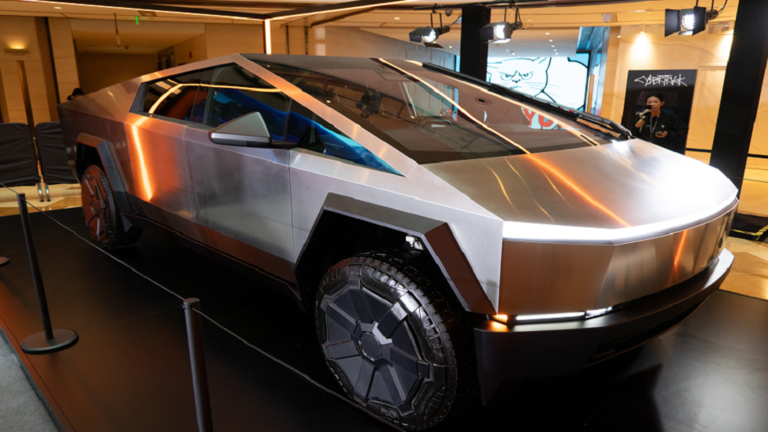 "شاحنة ماسك الفولاذية" تصدأ تحت المطر!