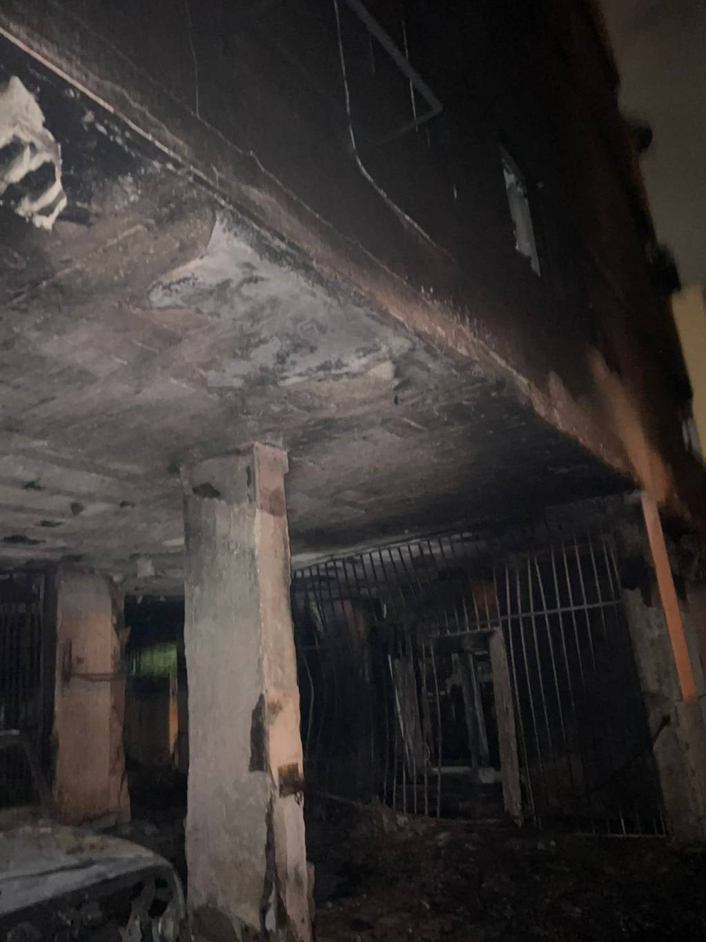حريق داخل موقف مبنى سكني في ساقية الجنزير والخسائر كبيرة