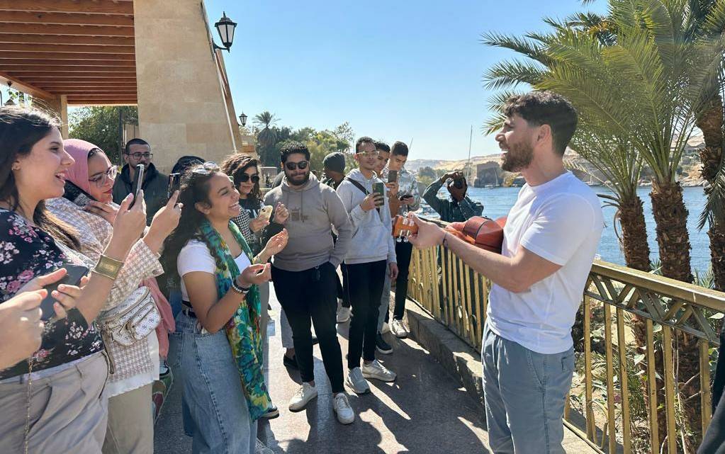 عزيز مرقة ينفذ عقوبة جمهوره ويوزع تذاكر حفلته بنفسه في شوارع محافظات مصر