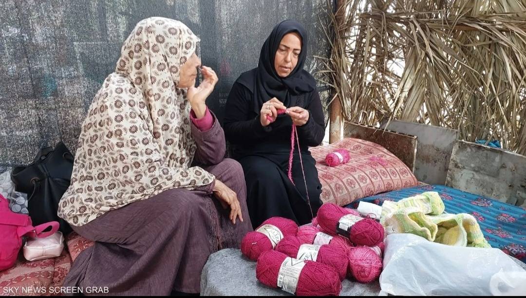 هدايا صوفية.. "صانعة سعادة" تحجب البرد عن النازحين في رفح