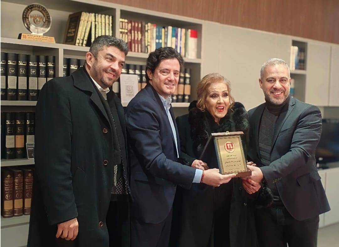 وزير الاعلام يكرم سيدة قصر الطرب دلال الشمالي