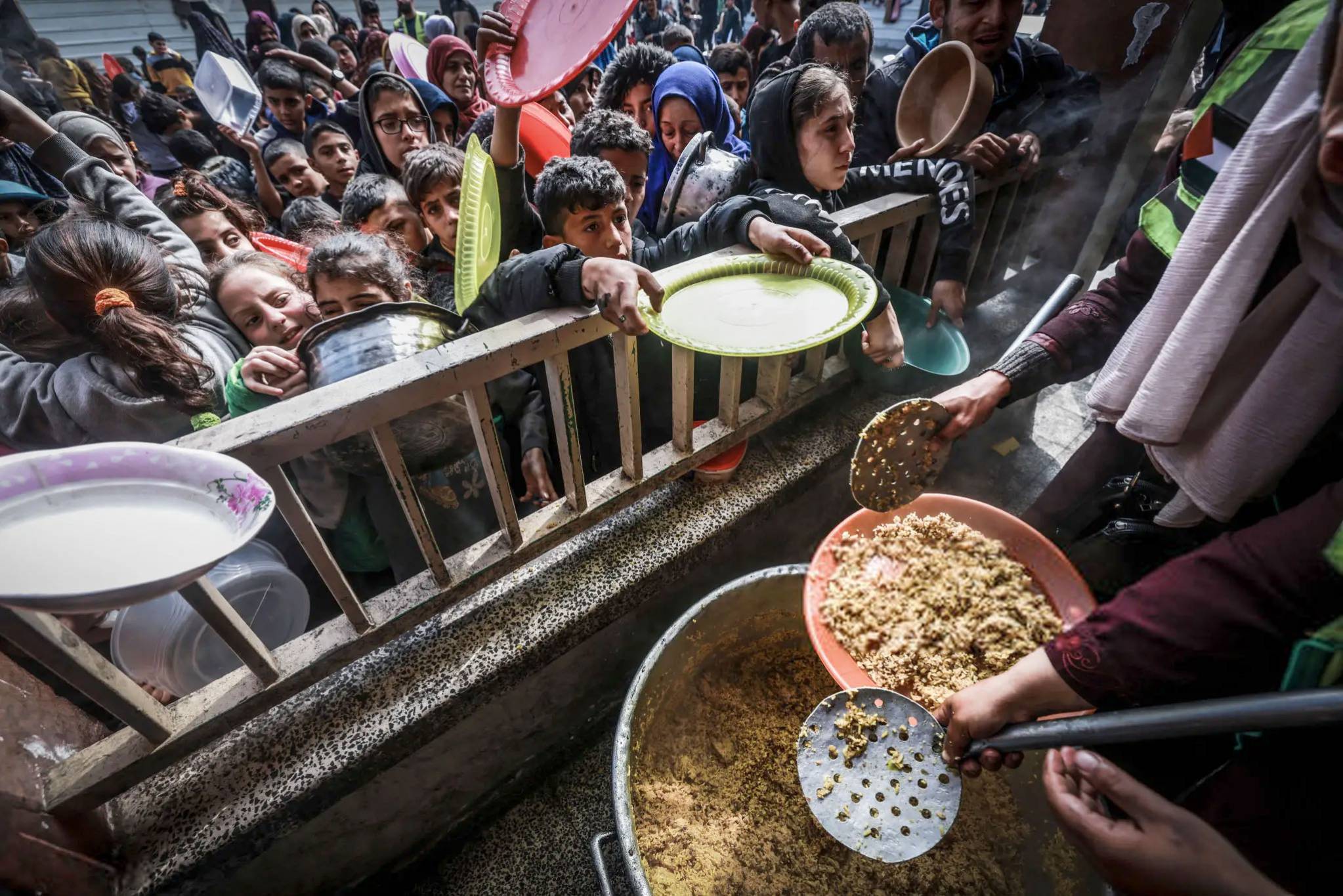 المقاومة الفلسطينيّة مُستمرّة في الهجوم والتصدّي... والإحتلال يُصعّد حربه على المستشفيات
«العدل الدوليّة» تبدأ مُرافعاتها وسط تحفظ «تل أبيب»... والعدو يتوقع مُواصلة الحرب لثمانية أسابيع إضافيّة