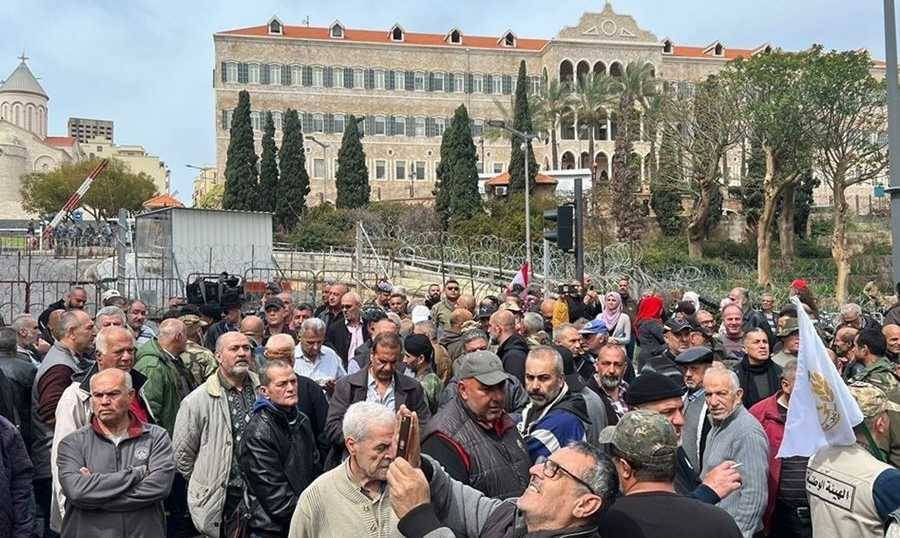 اعتصام للعسكريّين المتقاعدين أمام السراي
ومطالبة بتحسين الأجور للرتب والفئات الدنيا