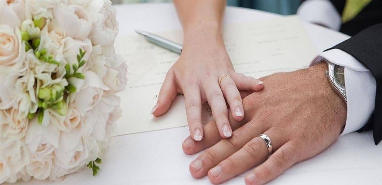 بعد أيام من زواجه من شابة تصغره بسنوات.. الفنان الشهير يبكي على الهواء