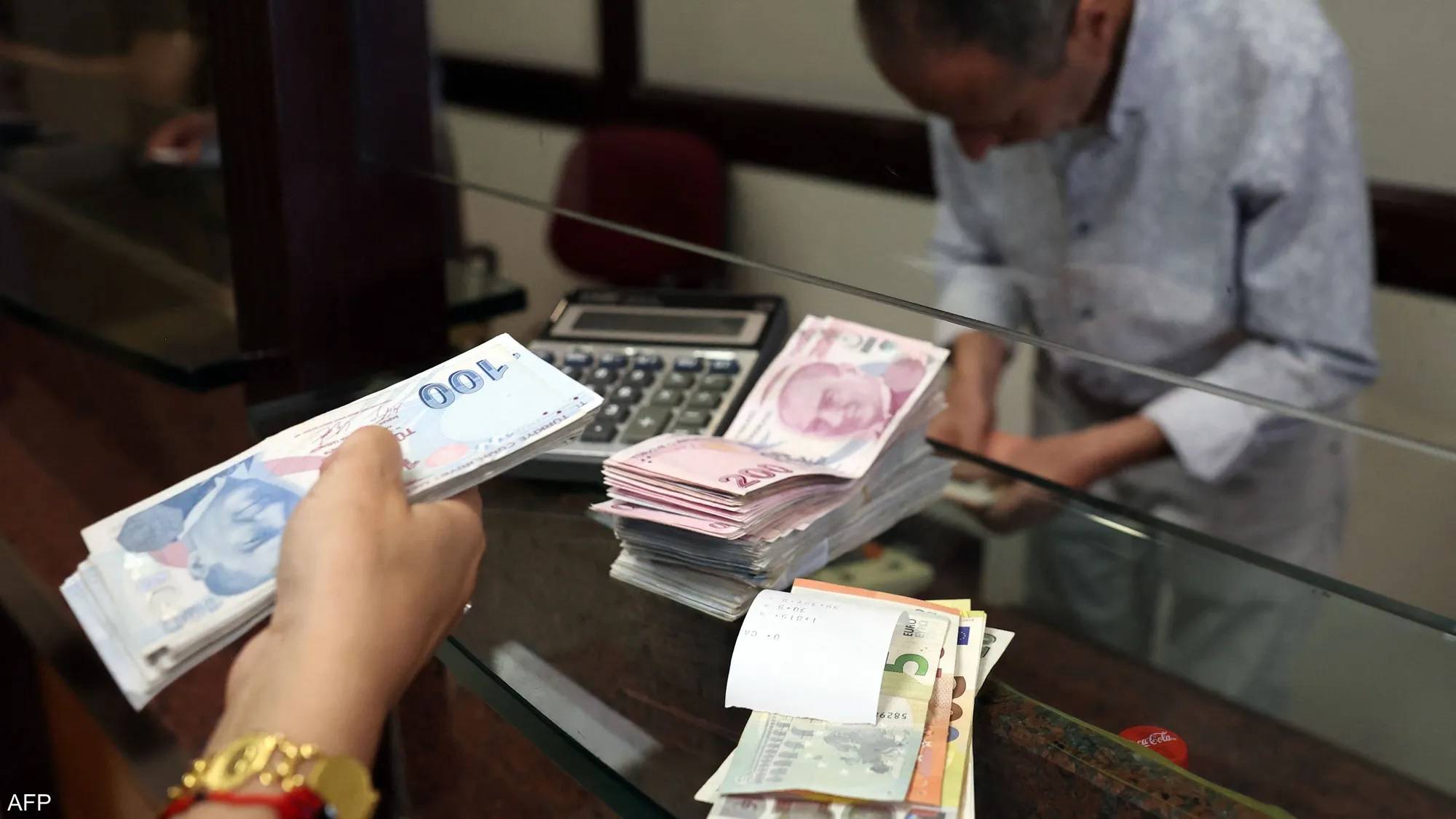 الليرة التركية تهبط لمستوى قياسي جديد عند 31 مقابل الدولار
