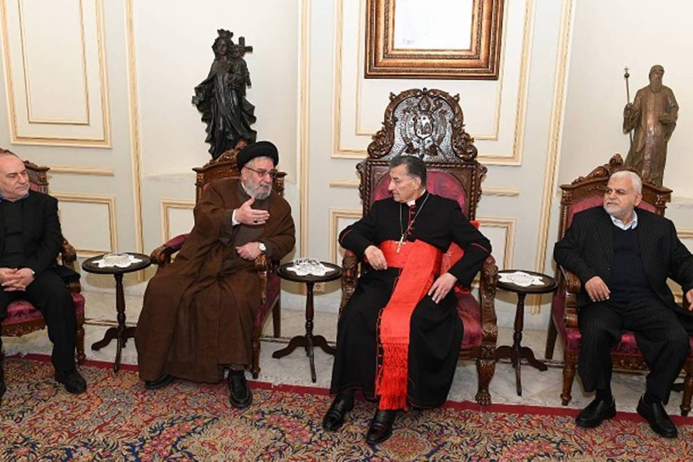 نائب سابق مقرّب جداً من حارة حريك على خط الوساطة بين بكركي وحزب الله
العلاقة تشهد بعض التوتر على خلفيّة المواقف المتناقضة... والقطيعة مرفوضة