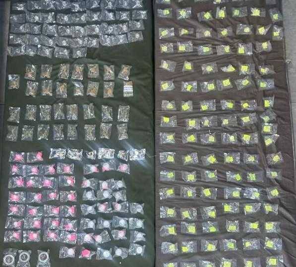 حاول الفرار فوقع بقبضة عناصر حاجز ضهر البيدر.. وهذا ما ضبط بحوزته