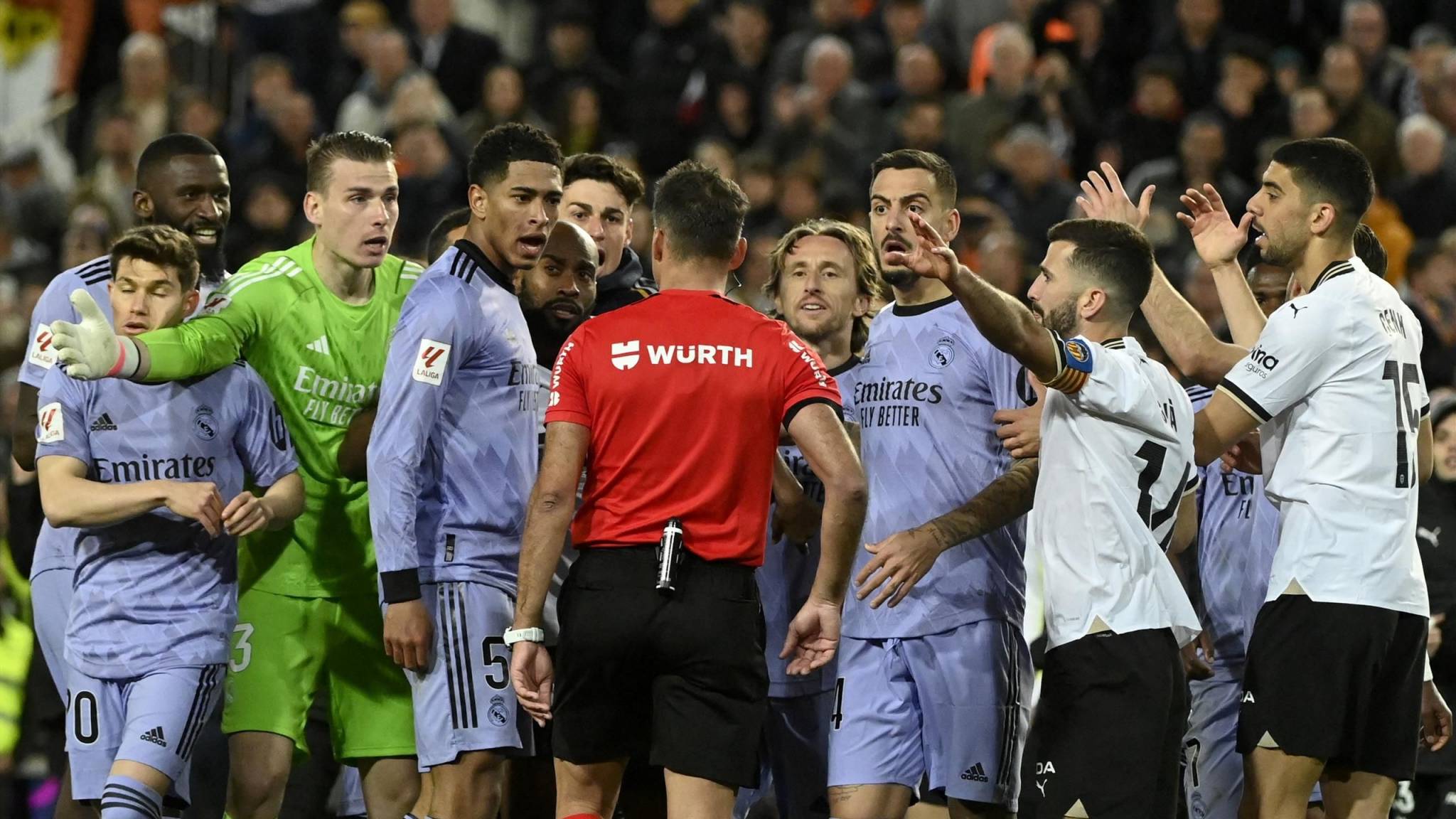 "خطأ لم يحدث مسبقاً"... ريال مدريد يثور بعد هدف بيلينغهام الملغى