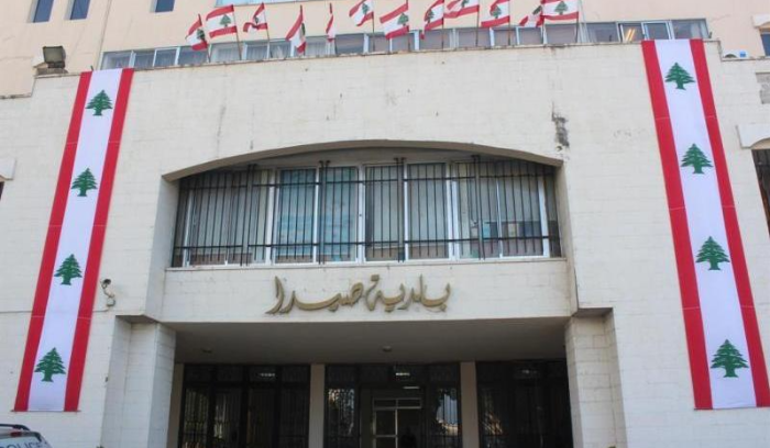 بلدية صيدا تطلق حملة لإزالة اللافتات والأعلام والصور من الشوارع