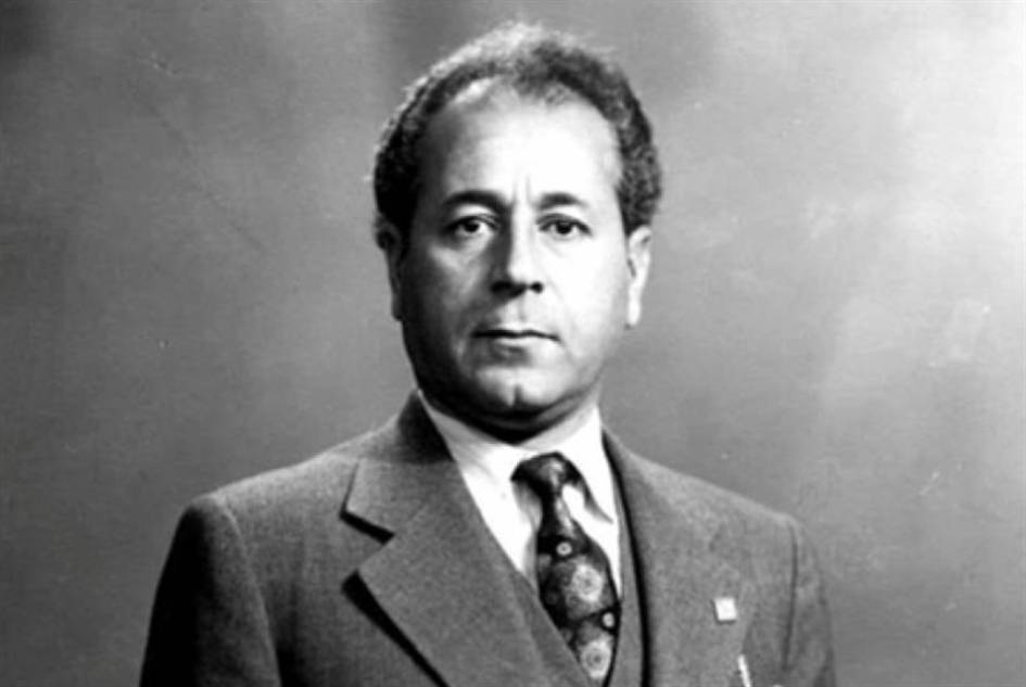 سعاده أمام قصر الزعامة