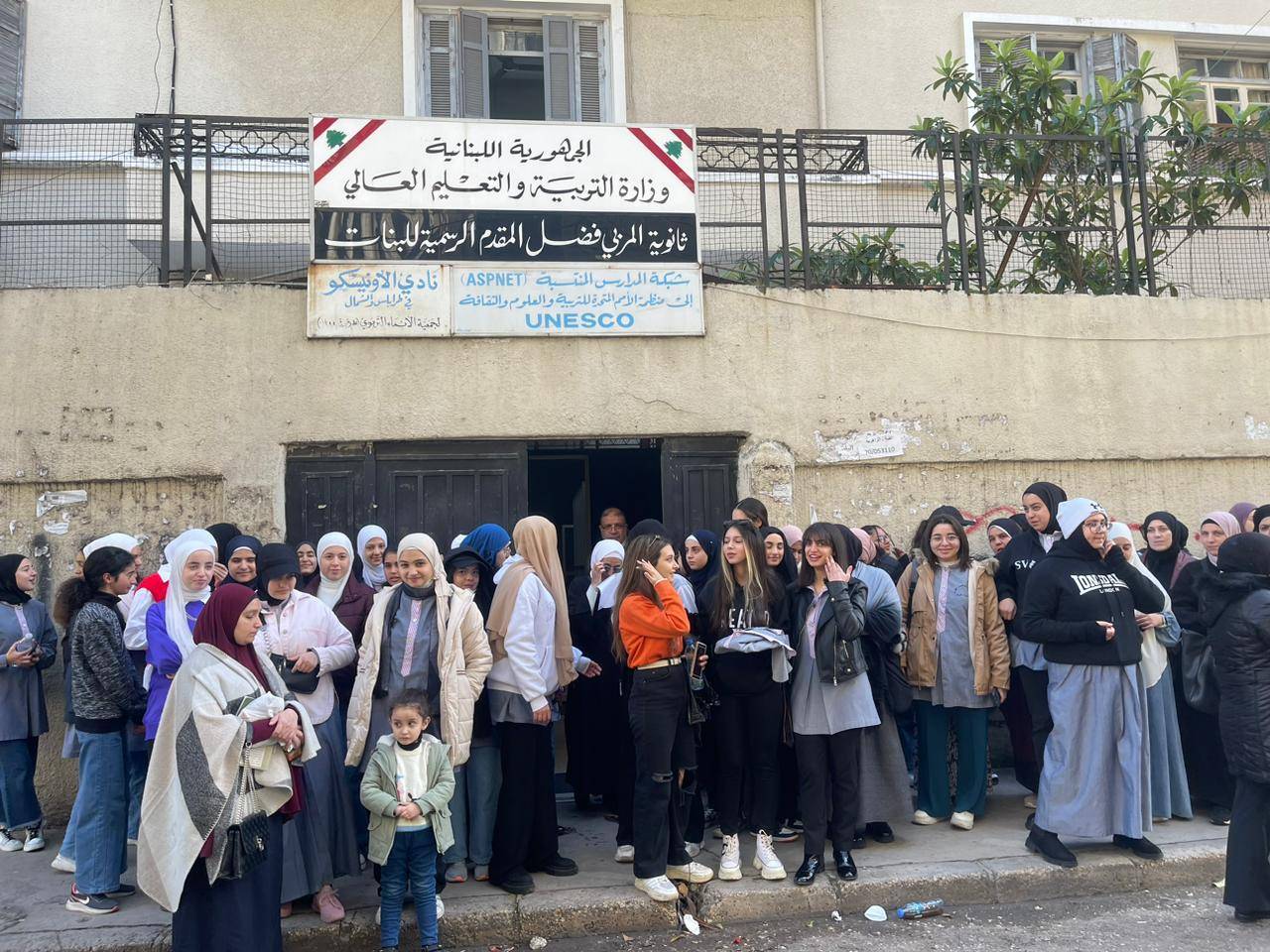 قرار إخلاء ثانويّة بنات في طرابلس دون بديل يهدّد بتشرّد الطالبات :
40 من 96 مدرسة مصابة بتصدع ...ونداء الى الحلبي وميقاتي والنواب