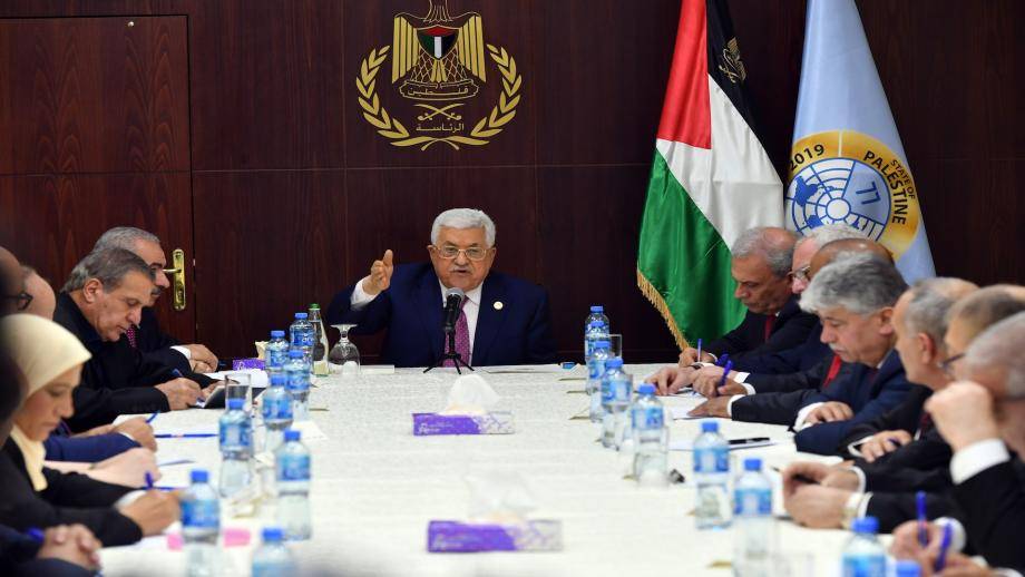أحدهم مقرّب من عباس... "إسرائيل" تدرس الإستعانة بمسؤولين في السلطة الفلسطينية لإدارة القطاع