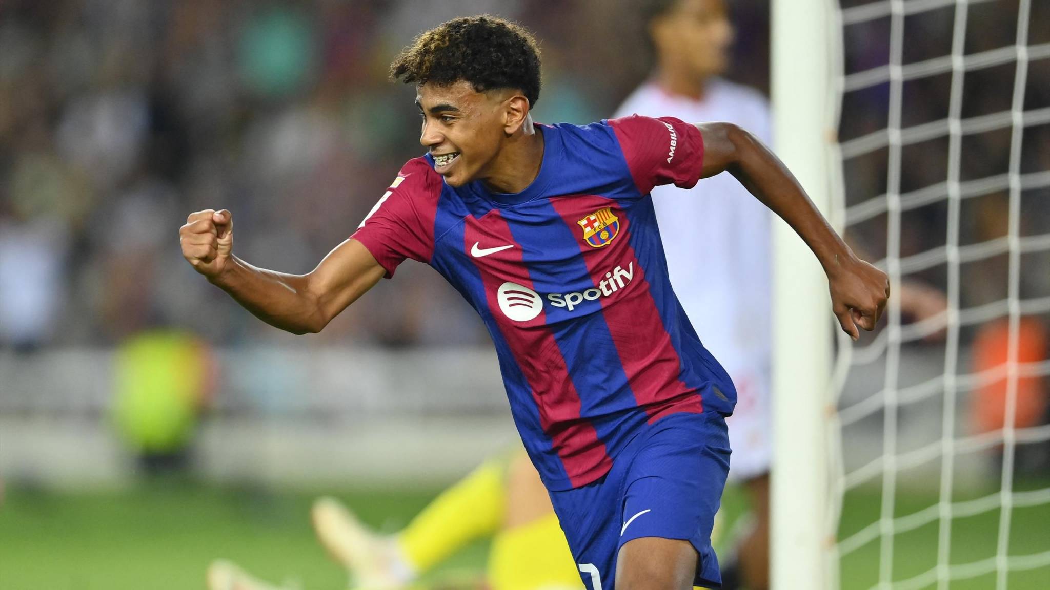 لامين يامال ينقذ برشلونة