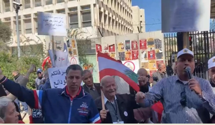 مهندسو طرابلس يحتجون امام مصرف لبنان

على عدم تحرير جزء من أموالهم
