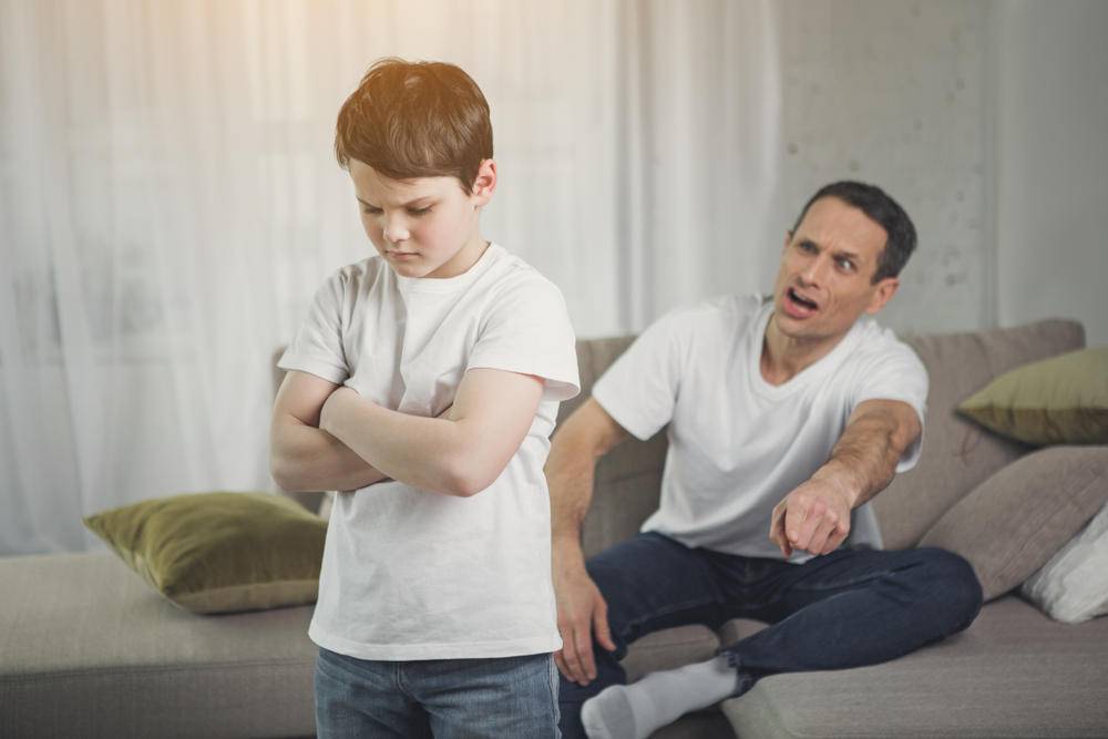 ابن الأحد عشر عاماً
أناني... متكبر... 
مهذب... ويُرهق محيطه