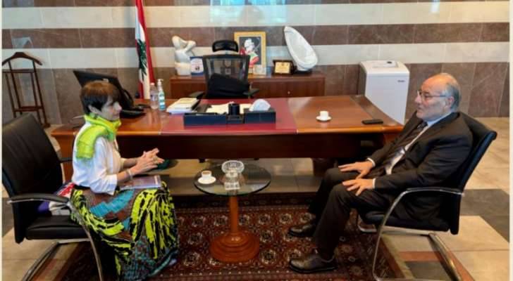 الحلبي عرض مع سفيرة الأرجنتين
تعزيز العلاقات التربويّة