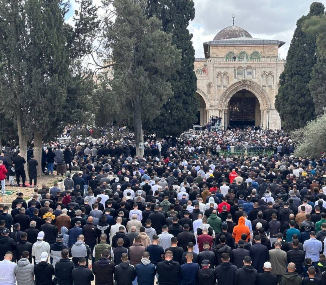 عشرات آلاف يؤدون صلاة الجمعة في الأقصى