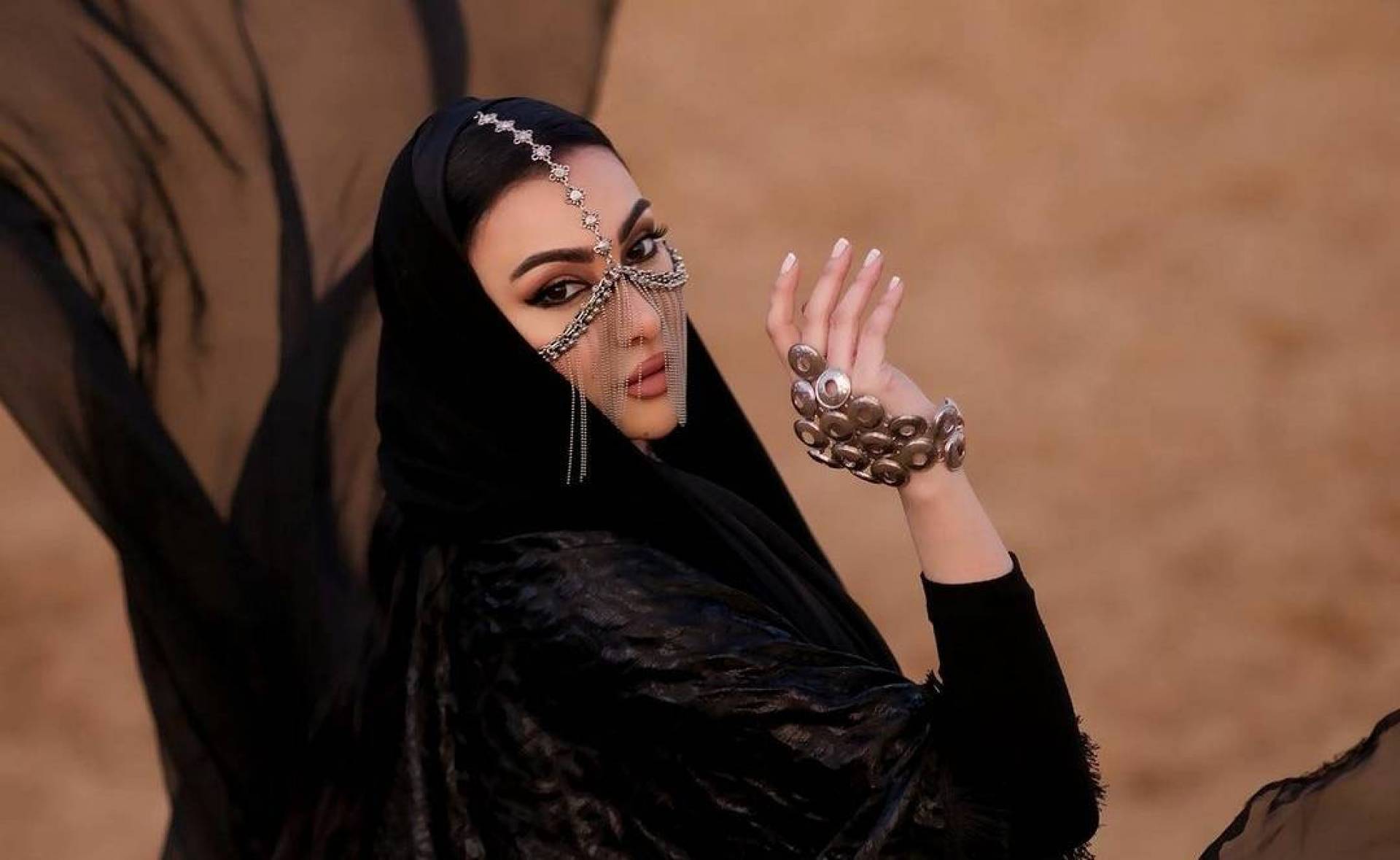 نجمات يتألّقن بالعباءة الرمضانية... مَن الأجمل؟
