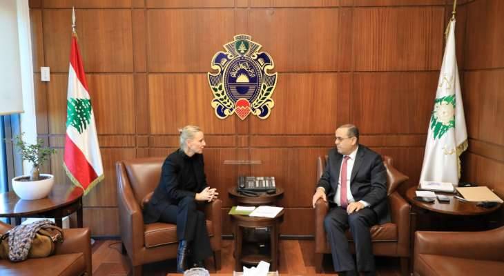البيسري بحث مع كلاوس
أوضاع اللاجئين الفلسطينيين