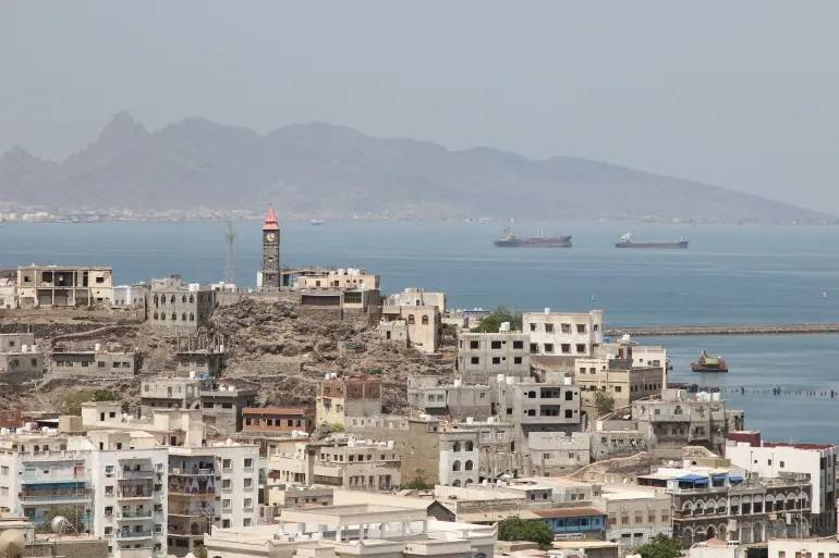 انفجار قرب سفينة قبالة سواحل اليمن وغارات على الحديدة