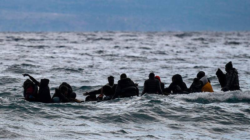 إسبانيا... الشرطة تعتقل 3 أشخاص بتهمة إلقاء مهاجرين في البحر
