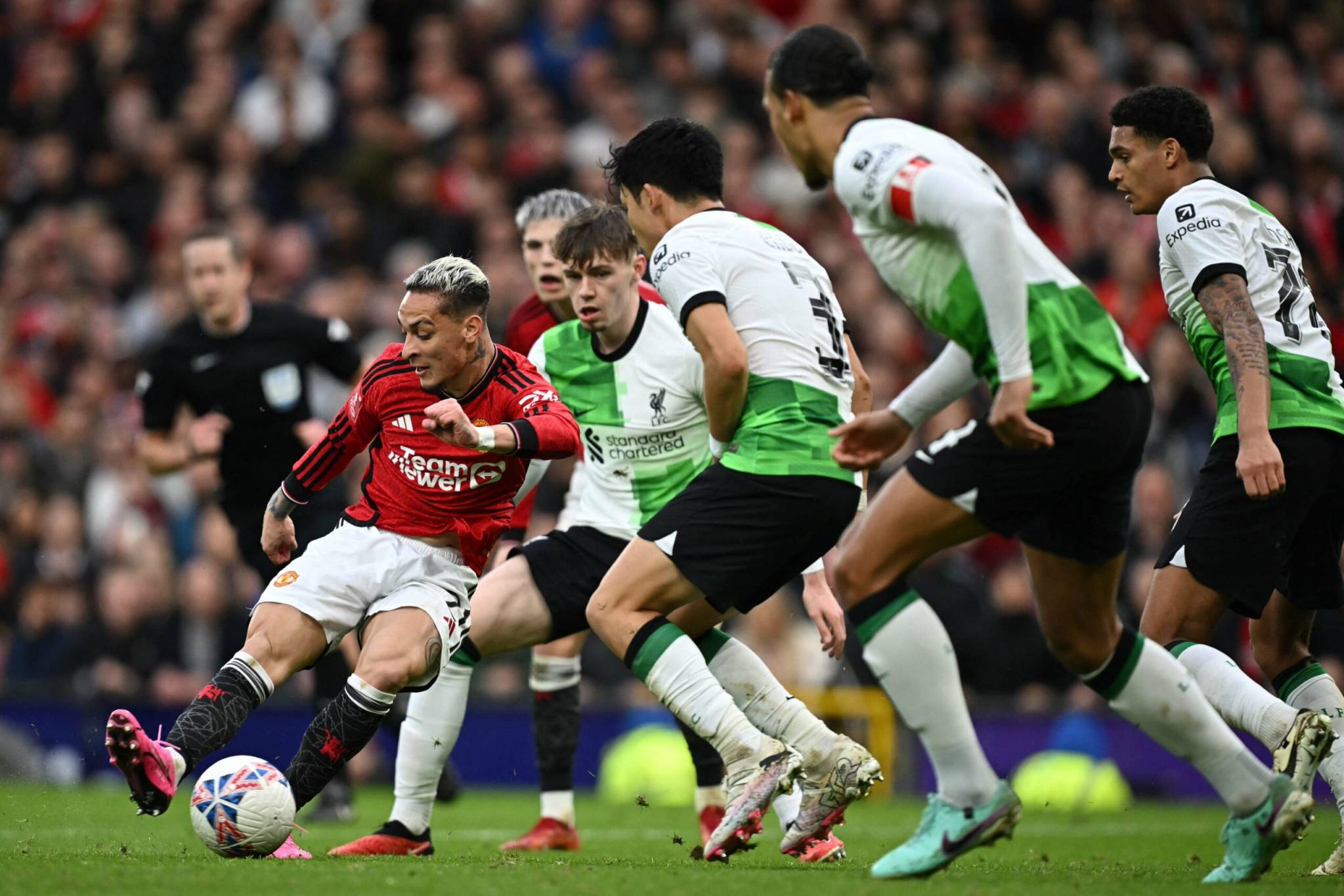 باير ليفركوزن يقترب من لقب الدوري الألماني
وتأهل "مجنون" ليونايتد على حساب ليفربول