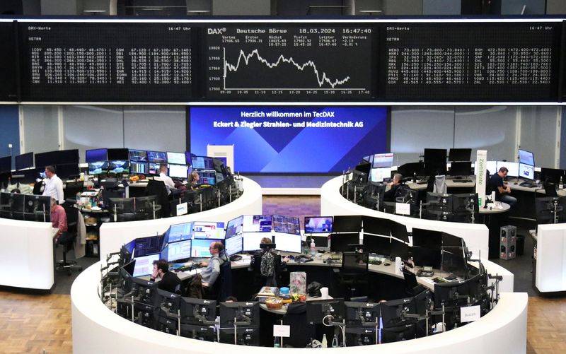 الأسهم الأوروبية تنخفض قبل بيانات اقتصادية مهمة