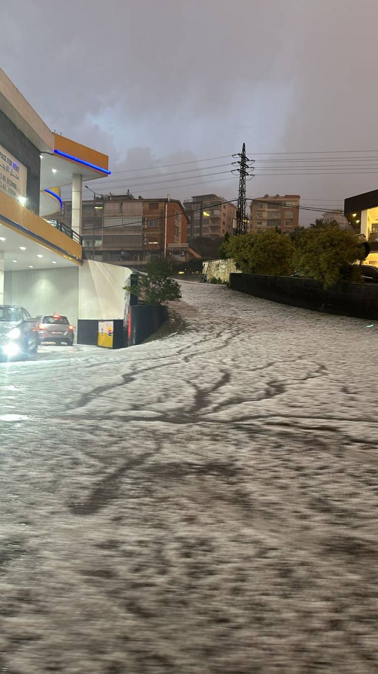 مشاهد تظهر تساقط حبات البرد في منطقة غزير - كسروان