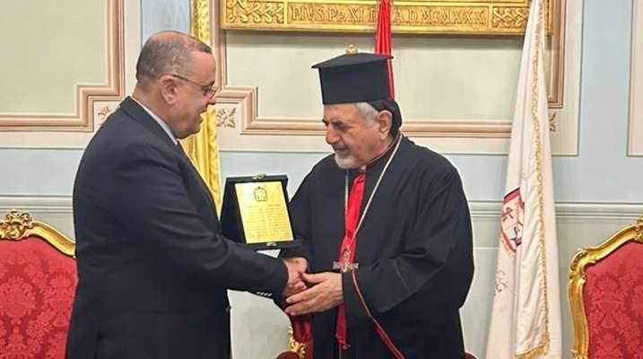 تسلّم لوحة تذكاريّة تقديراً لأعماله
البيسري: نتمنى الازدهار للطائفة
السريانية الكاثوليكية المتجذرة في المشرق