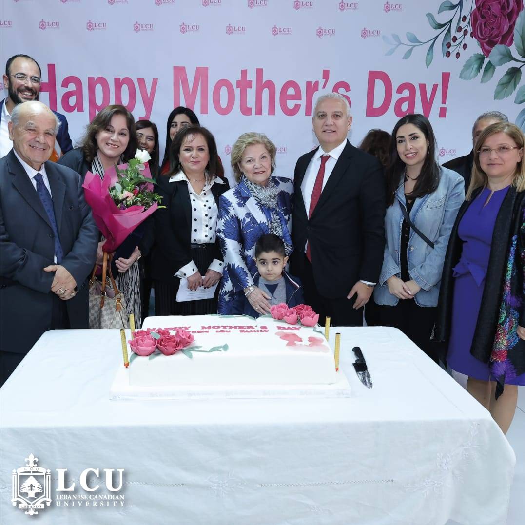 في عيد الأم الطفل كريس الكيك ووالدته ميشيل في الجامعة اللبنانيّة الكنديّة - LCU