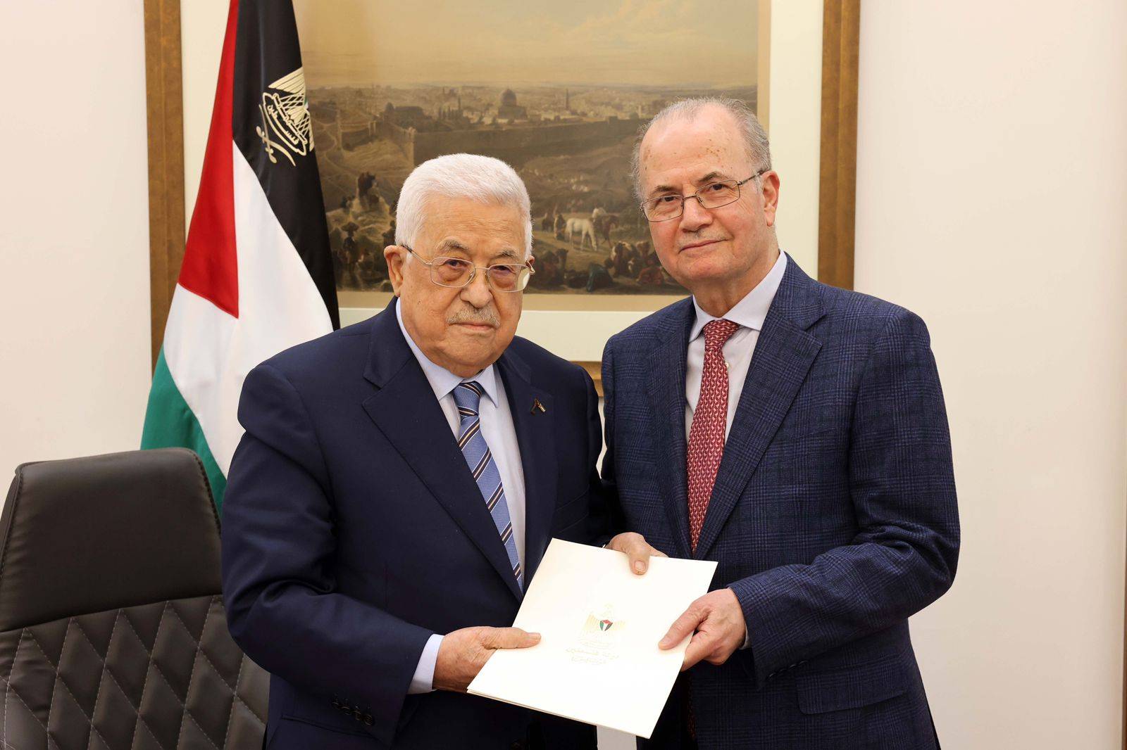 رئيس الوزراء الفلسطيني يشكّل حكومة جديدة يتولّى فيها "الخارجية"