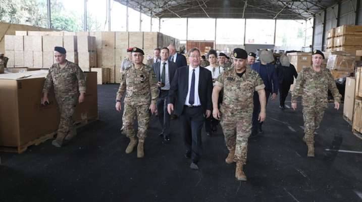 سفير بريطانيا أشرف على تسليم 60 طناً من قطع بدل
للآليّات والإطارات لمركبات عائدة للجيش اللبناني