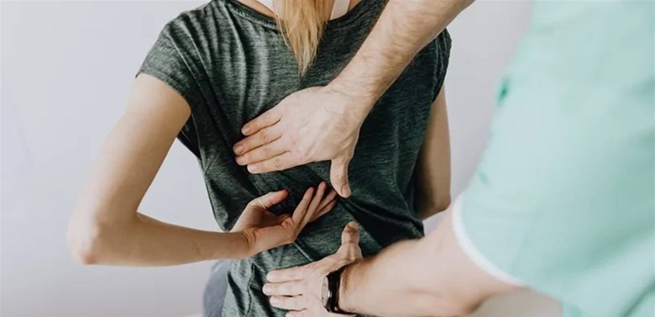 طقطقة الظهر.. متى تشكلّ خطراً على الصحة؟