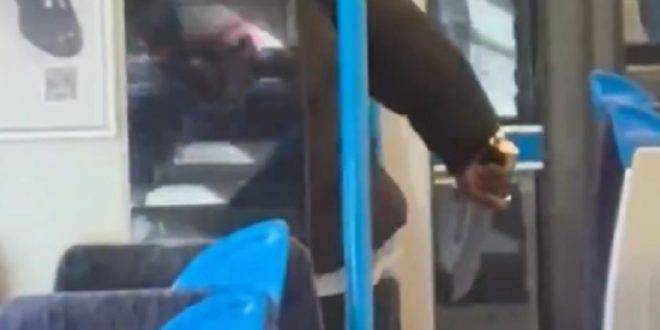 عملية طعن على متن قطار في لندن