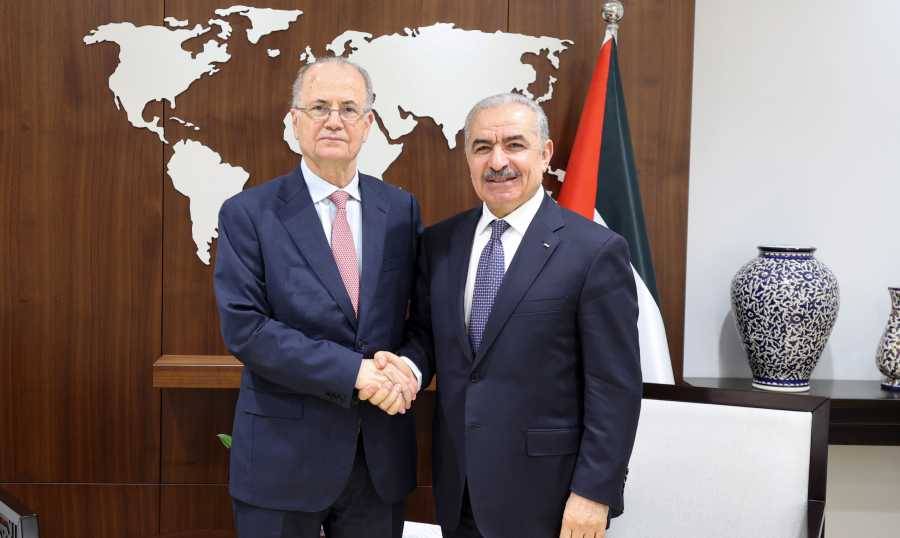 مصطفى يتسلّم مهامه رئيسا للوزراء من اشتية