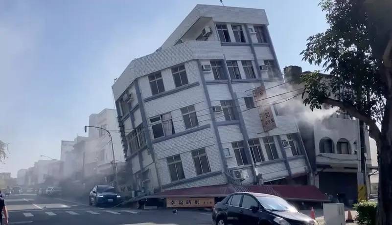 بالفيديو والصور - زلزال بقوة 7.2 يهز تايوان... أبنية انهارت أمام الأعين وتحذيرات من تسونامي