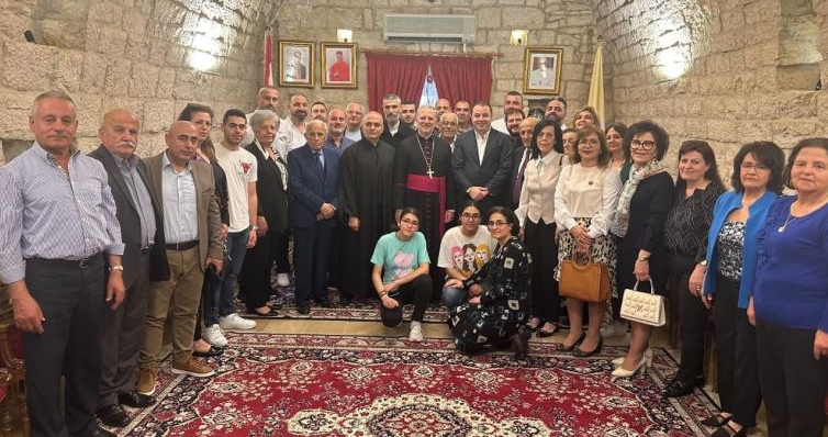 المطران عون مُستقبلاً المهنئين بالفصح:
لتتدحرج عن وطننا أحجار الأنانيّة والفساد
