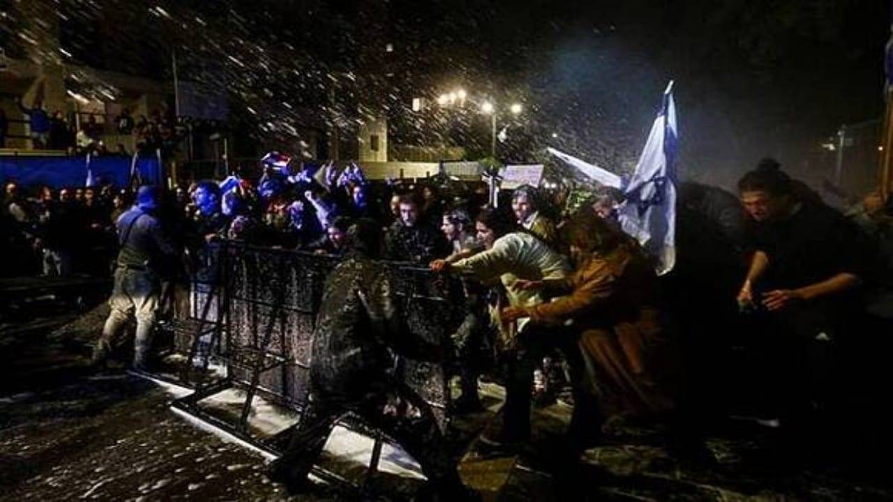 محاولة المحتجين اقتحام منزل نتنياهو تغزو منصات التواصل