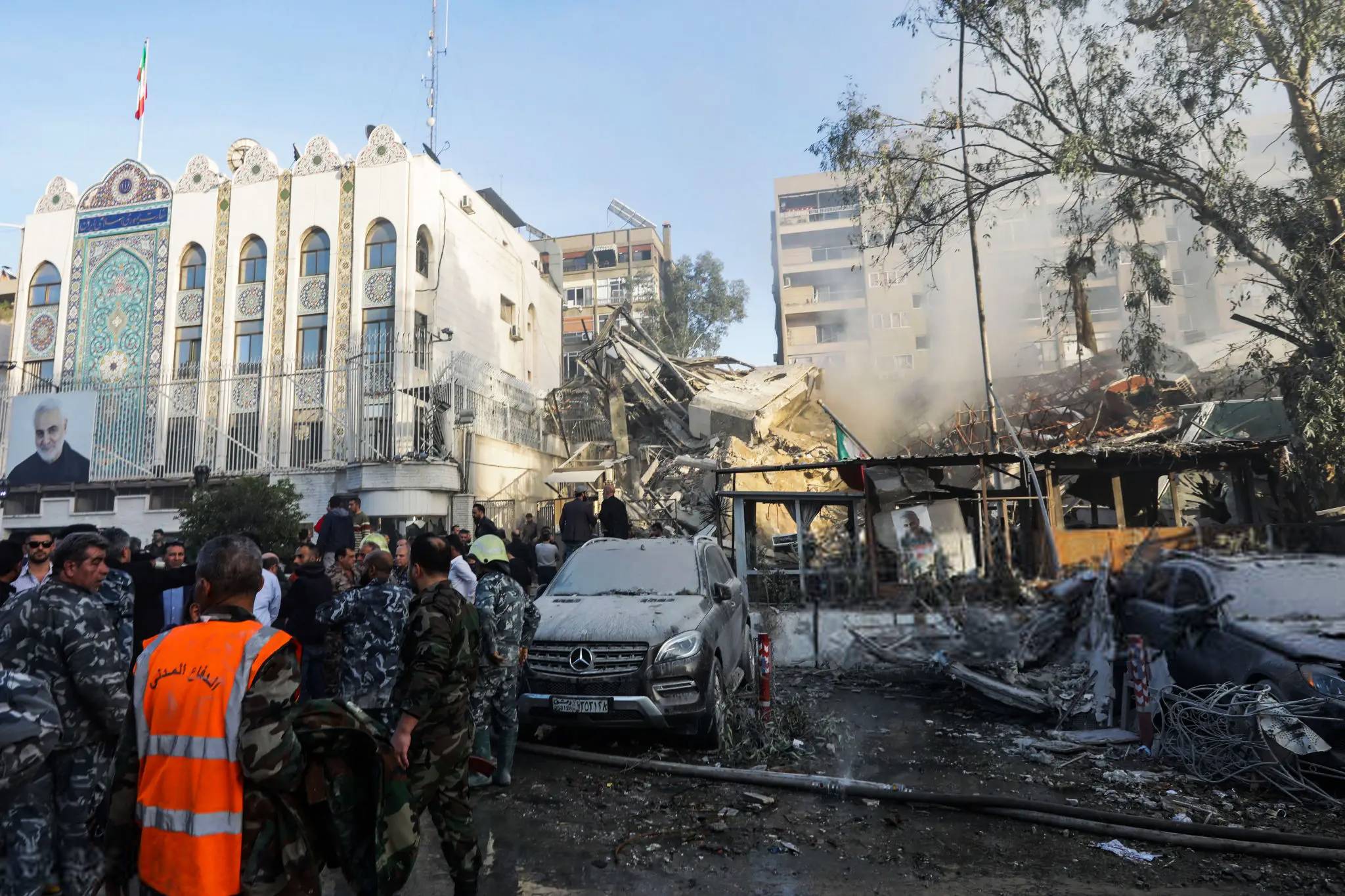 عدوان خطير على القنصلية الإيرانية في دمشق
استشهاد ٣ من قادة الحرس الثوري و ٤ دبلوماسيين ايرانيين