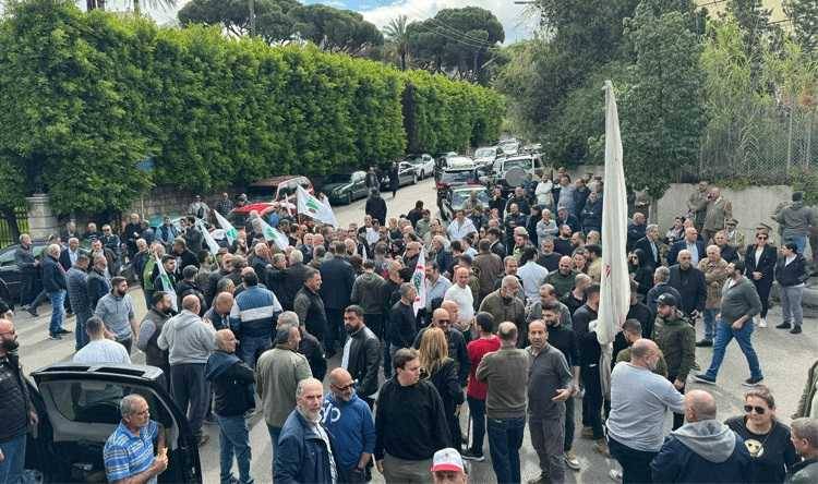 استقبالات شعبية لموكب جثة باسكال سليمان بالأعلام والدموع والأرز: باقون هنا والأرض لنا