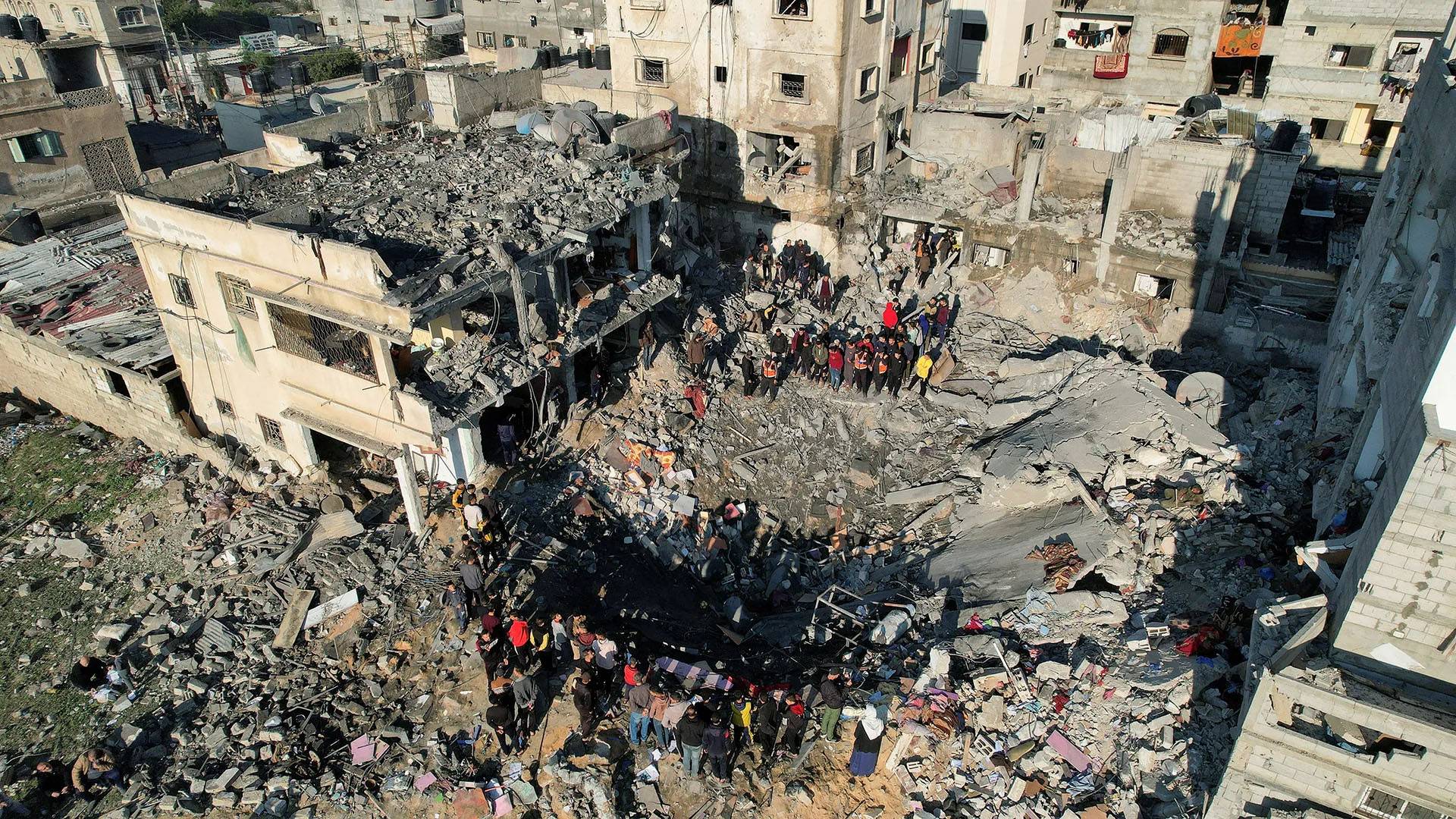 غارات على القطاع وانتشال عشرات الشهداء في خان يونس
لبيد: صفقة التبادل ممكنة وحماس: ندرس رد تل ابيب
